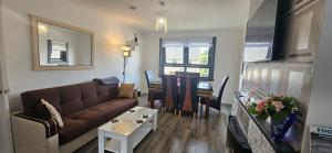 フォート・ウィリアムにあるRegina apartment in Fort Williamのソファとテーブルのあるリビングルーム