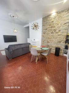 un salon avec une table et un canapé dans l'établissement Grand T2 Cours Napoleon B, à Ajaccio