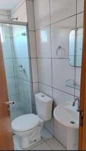 un baño con inodoro y lavabo en Apartamento cop 30 ainda será mobiliado, en Ananindeua