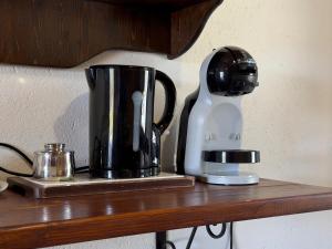 Dimora Cala-Vista في توري دي كورساري: خلاط أبيض وأسود على رف خشبي