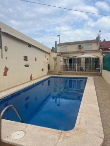 AlbujónにあるLa Casica Viejaの建物の前のプール