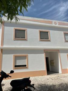 una motocicleta estacionada frente a una casa en Casa da Margarida, en Castro Marim