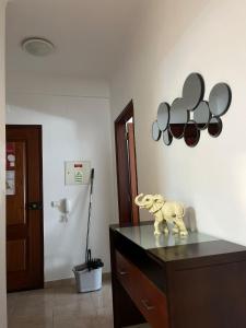 Un elefante de juguete encima de una cómoda con ollas y sartenes. en Casa da Margarida, en Castro Marim 7 fotos más