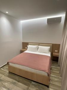 Letto o letti in una camera di Nettuno Resort Orikum