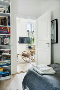 ein Schlafzimmer mit einer Tür, die sich zu einem Wohnzimmer mit einem TV öffnet in der Unterkunft Step Through The Gate And Feel Peace In The Woods in Silkeborg