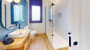 Ένα μπάνιο στο Apartamentos Campo Mingo +25 φωτογραφίες