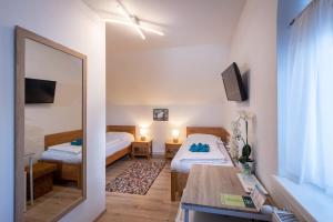 Postel nebo postele na pokoji v ubytování Penzion Blesk + 37 fotografií