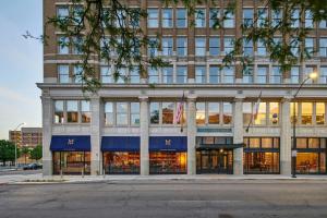 德梅因Surety Hotel, Autograph Collection的一座大型建筑,前方设有商店和窗户