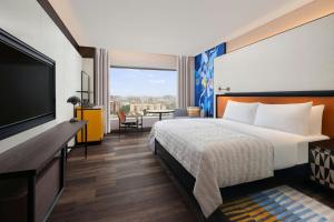 Le Meridien Ahmedabad客房内的一张或多张床位