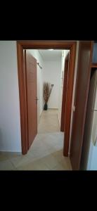 een hal met een deur naar een kamer met een plant bij Thea Marina ! in Livadion