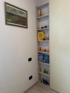 a corner of a room with a shelf with toys at Ledro Rustik in Ledro