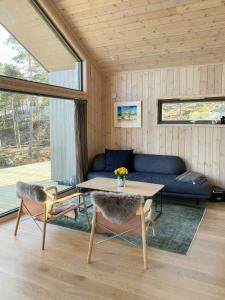 Et opholdsområde på Southern Cottage With Sea View And Terrace