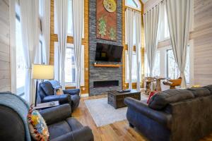 un salon avec deux canapés et une cheminée dans l'établissement Stardust Hollow-families-pool table-outdoor luxury, à Broken Bow