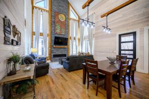 un salon avec une table et un canapé dans l'établissement Stardust Hollow-families-pool table-outdoor luxury, à Broken Bow