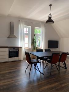 バート・ヴィルドゥンゲンにあるVilla Alexandra 1897 Wohnung Vilmaのテーブルと椅子のあるダイニングルーム