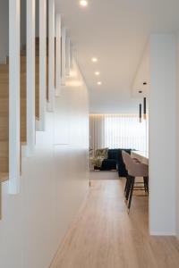 Khu vực ghế ngồi tại Sunny Duplex with Pool and Ofir Beach Nature Escape +36 ảnh