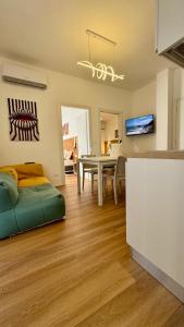 una sala de estar con un sofá y una mesa en Apartment Suite, en Montesilvano 52 fotos más