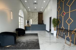 Un vestíbulo con una silla y un escritorio en un edificio. en Serena Inn, en Kissimmee 24 fotos más