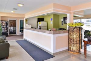 Hall o reception di Canadas Best Value Inn Whitecourt