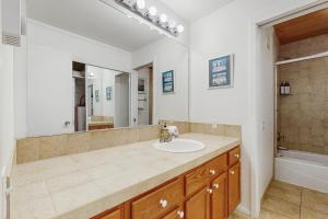 ein Badezimmer mit Waschbecken und Spiegel in der Unterkunft Atelier 1015 in Sun Valley