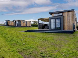 un grupo de casas modulares en un campo de césped en 1 Bed in Turnberry 78071, en Girvan 13 fotos más