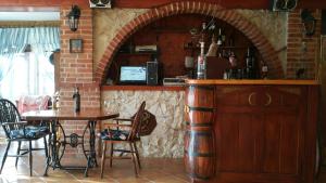 an archway in a kitchen with a table and chairs at B&B Pansion Zlatko in Metajna