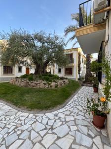 einen Steinweg mit einem Baum im Hof in der Unterkunft Casa Elena Vera in Playas de Vera