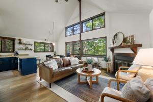 a living room with a couch and a table at Chalet Malm - Treetop Mountain Cabin in Basye