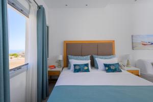 A bed or beds in a room at Impressive One
