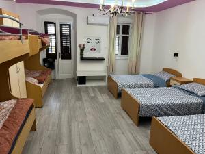 Postel nebo postele na pokoji v ubytování Happy Hostel