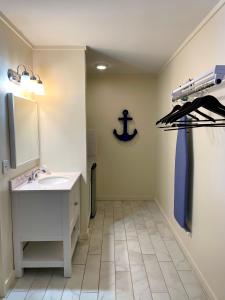 a bathroom with a sink and a mirror at Circle Hotel Fairfield in Fairfield