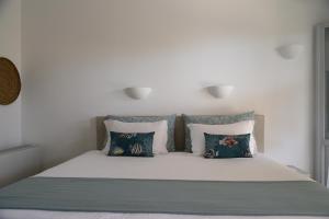 A bed or beds in a room at Impressive One
