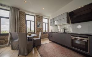 Una cocina con una mesa y un comedor. en Riga Luxury Loft with Terrace, en Riga 27 fotos más