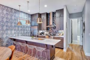 eine Küche mit einer großen Insel in der Mitte in der Unterkunft Rooftop Deck & Shuffleboard BBQ Near Downtown in Nashville