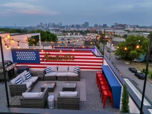 eine Außenterrasse mit einer amerikanischen Flagge auf einem Gebäude in der Unterkunft Rooftop Deck & Shuffleboard BBQ Near Downtown in Nashville