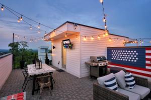ein Außengrill mit einer amerikanischen Flagge auf einer Terrasse in der Unterkunft Rooftop Deck & Shuffleboard BBQ Near Downtown in Nashville