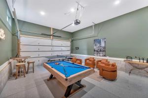 ein Billardzimmer mit zwei Tischen und Stühlen in der Unterkunft Rooftop Deck & Shuffleboard BBQ Near Downtown in Nashville + 46 Fotos