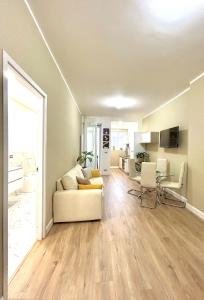 尼凯利诺Casa del sole的客厅里有一张沙发和一张桌子。