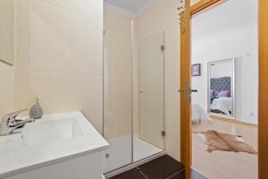 un bagno con lavandino e doccia di Estrela da Serra a Unhais da Serra Altre 35 foto
