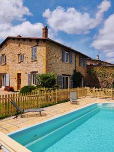 Bazén v ubytování Le Petit Oingt de Paradis Chambre d'hôtes nebo v jeho okolí