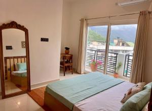 Prithvi Hotel Rishikesh - Aesthetic Quite Rooms With Smart TV, AC, WiFi and free airport pickup for 7 plus night stays in Upper Tapovan房間的床