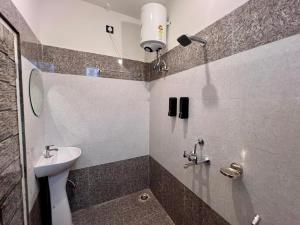 Prithvi Hotel Rishikesh - Aesthetic Quite Rooms With Smart TV, AC, WiFi and free airport pickup for 7 plus night stays in Upper Tapovan衛浴