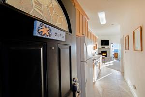 Η κουζίνα ή μικρή κουζίνα στο Starfish by OceanviewHotTubs Oceanfront Tesla chrging Shelter Cove Oceanfront