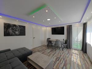 Μια τηλεόραση ή/και κέντρο ψυχαγωγίας στο Modern Apartments Neuburg UU - NEU - 2 Zimmer, Komfort, Top Ausgestattet, Smart TV, Wi-Fi