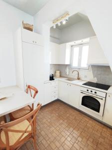 Η κουζίνα ή μικρή κουζίνα στο Fos residence +7 φωτογραφίες