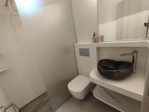 Ένα μπάνιο στο Fos residence