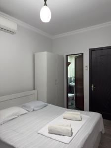 Rúm í herbergi á Lia Guest House