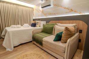 ein Schlafzimmer mit zwei Betten und einer Couch in der Unterkunft Bless Hospedagem Flat beira mar de Cabo Branco in João Pessoa + 66 Fotos