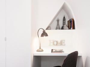 パリにあるCharming apartment in heart of Parisの白いデスク(ランプ付)、椅子