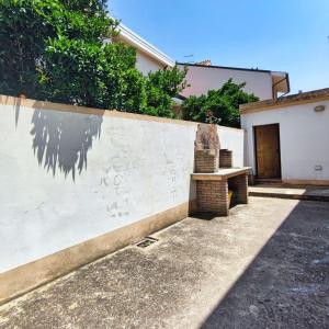 a wall with a bench next to a building at Villa Mattei in Oristano
